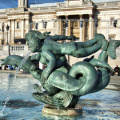 Delphin Brunnen Skulptur